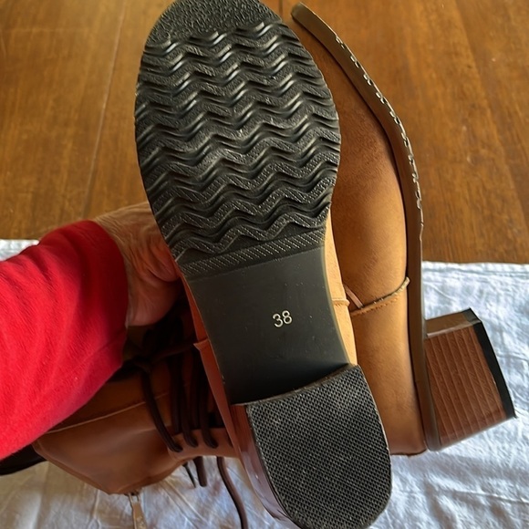 No Brand tan boots with ties on each side. Zipper in back. Size 7. New - Picture 7 of 8